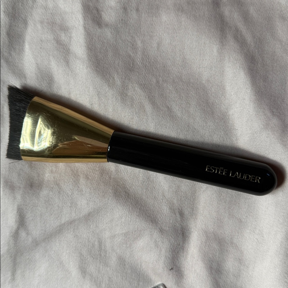 Estee Lauder sculpting foundation brush 2